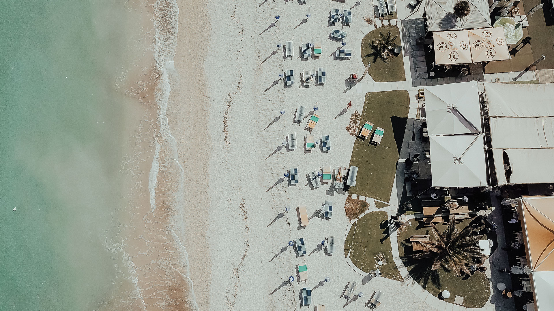 foto con drone della spiaggia