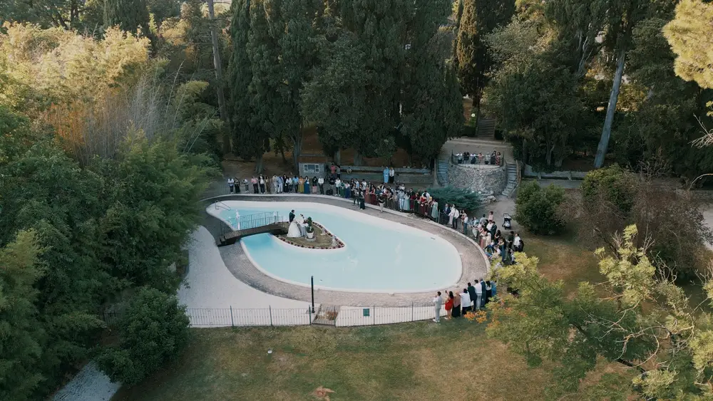 taglio torta in piscina a villa quiete montecassiano vista drone