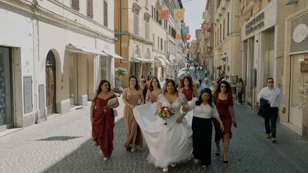 la sposa arriva a piedi con le damigelle matrimonio a Osimo
