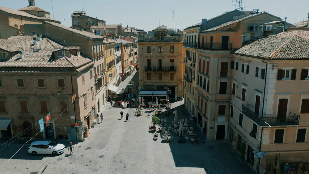 la sposa arriva a piedi lungo il corso di Osimo centro